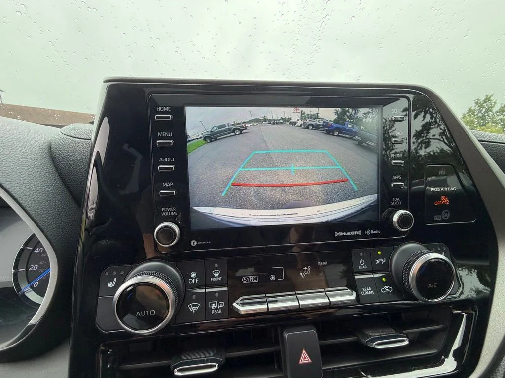 Used 2021 Silver Toyota XLE image 22
