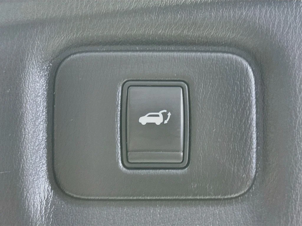 Certified Used 2019 White INFINITI LUXE image 35