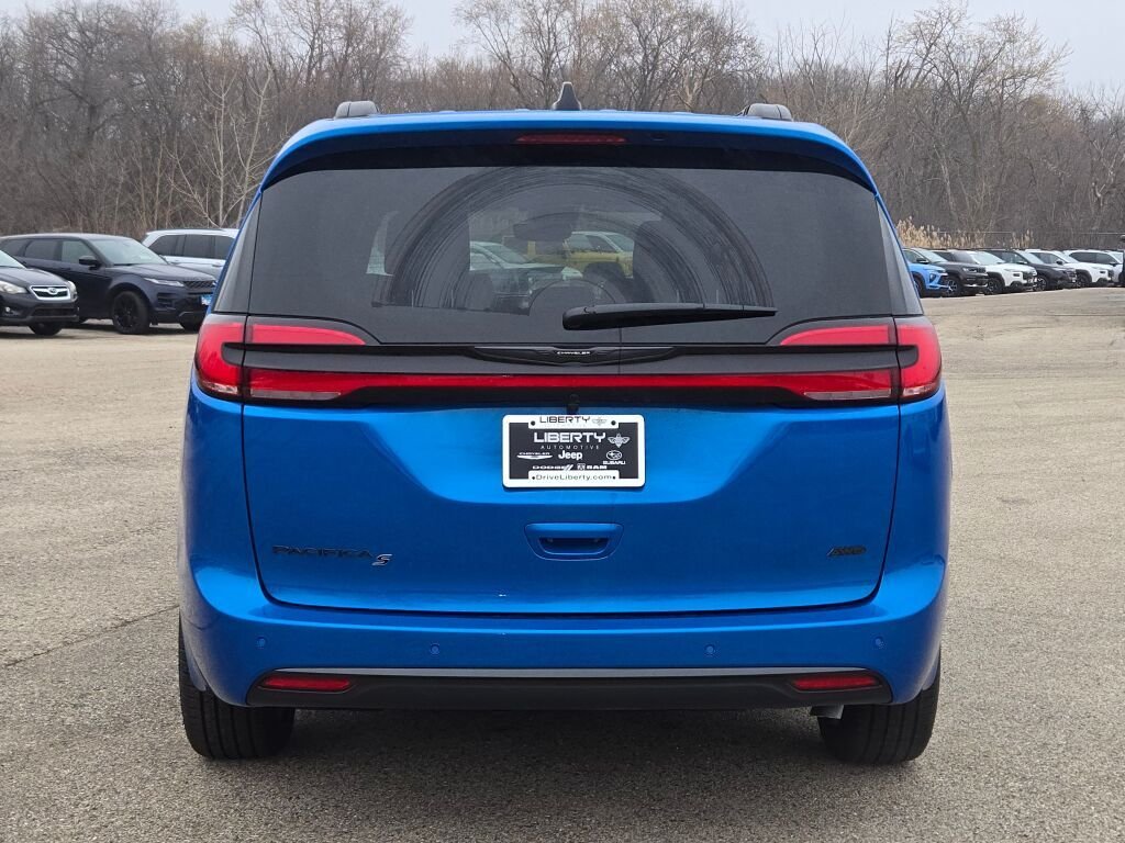 New 2026 Hydro Blue Pearl-Coat Exterior Paint Chrysler Select image 16