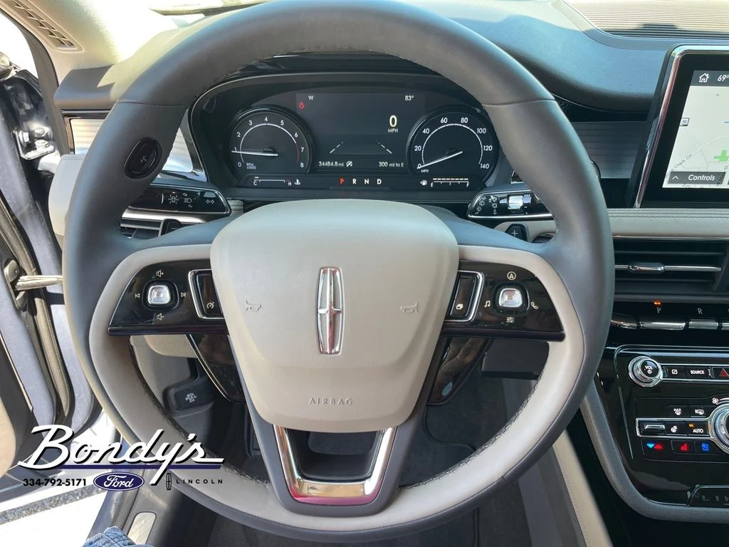 Used 2022 Blue Metallic Lincoln Standard image 7