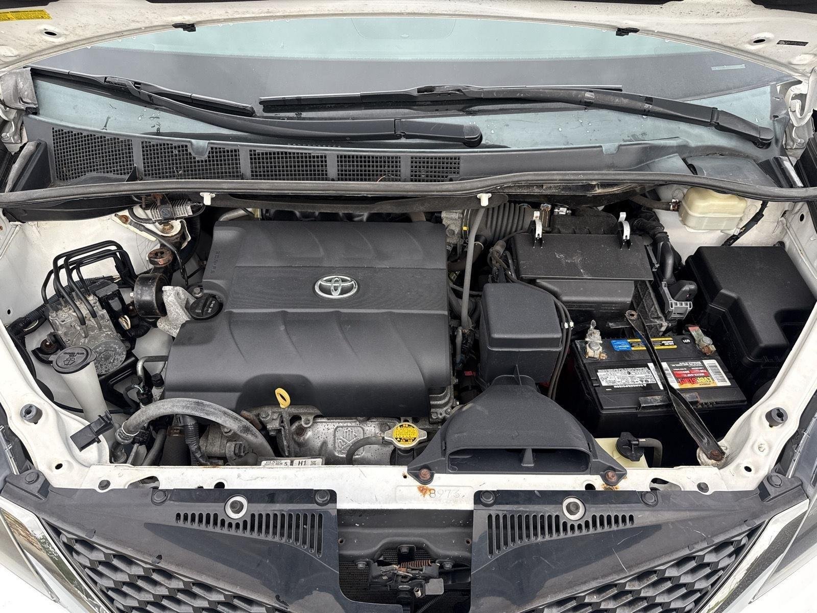 Used 2015 Super White Toyota SE Premium image 8