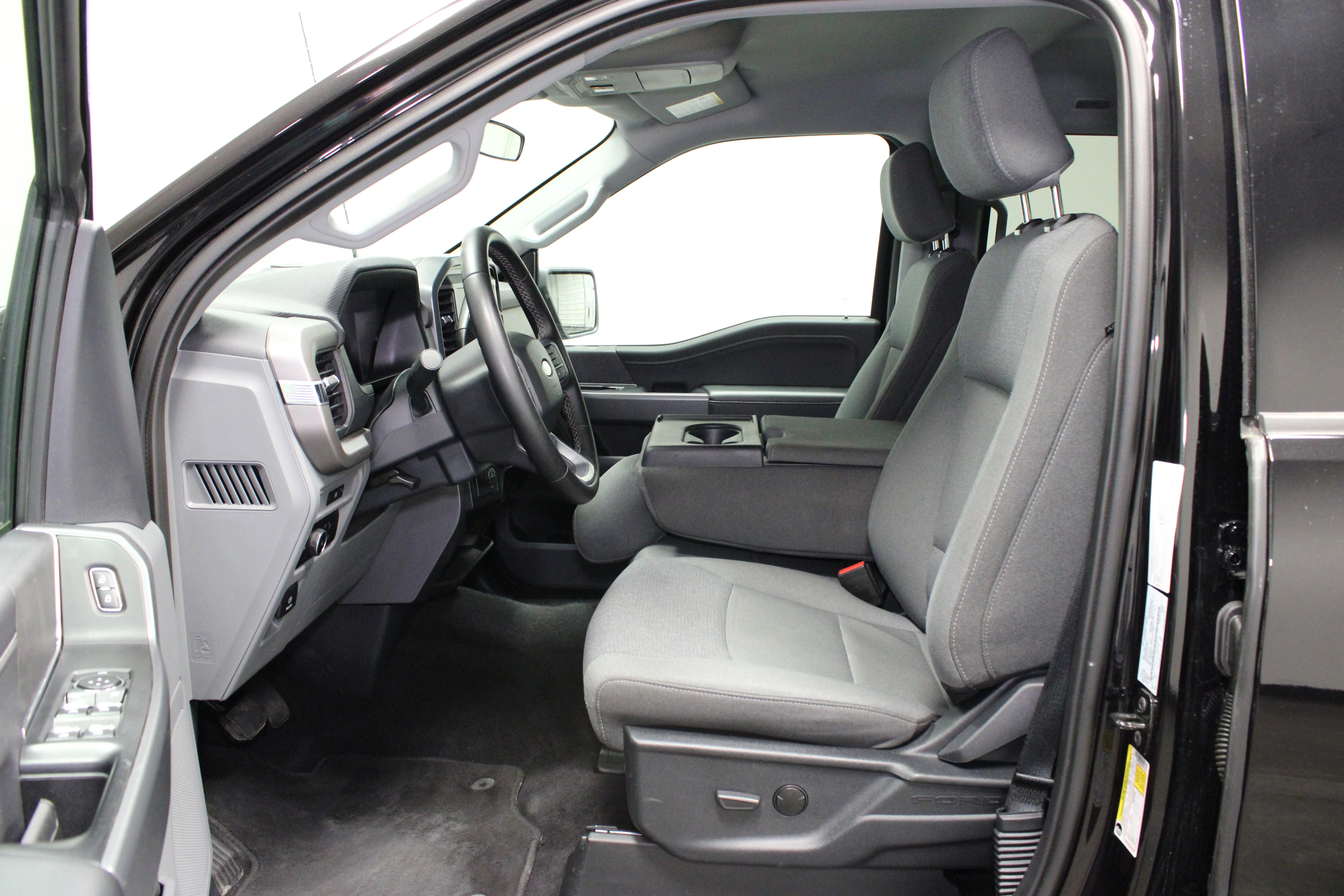 Used 2025 Agate Black Metallic Ford XLT image 18