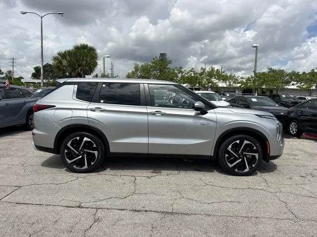 Used 2023 White Mitsubishi SE image 2