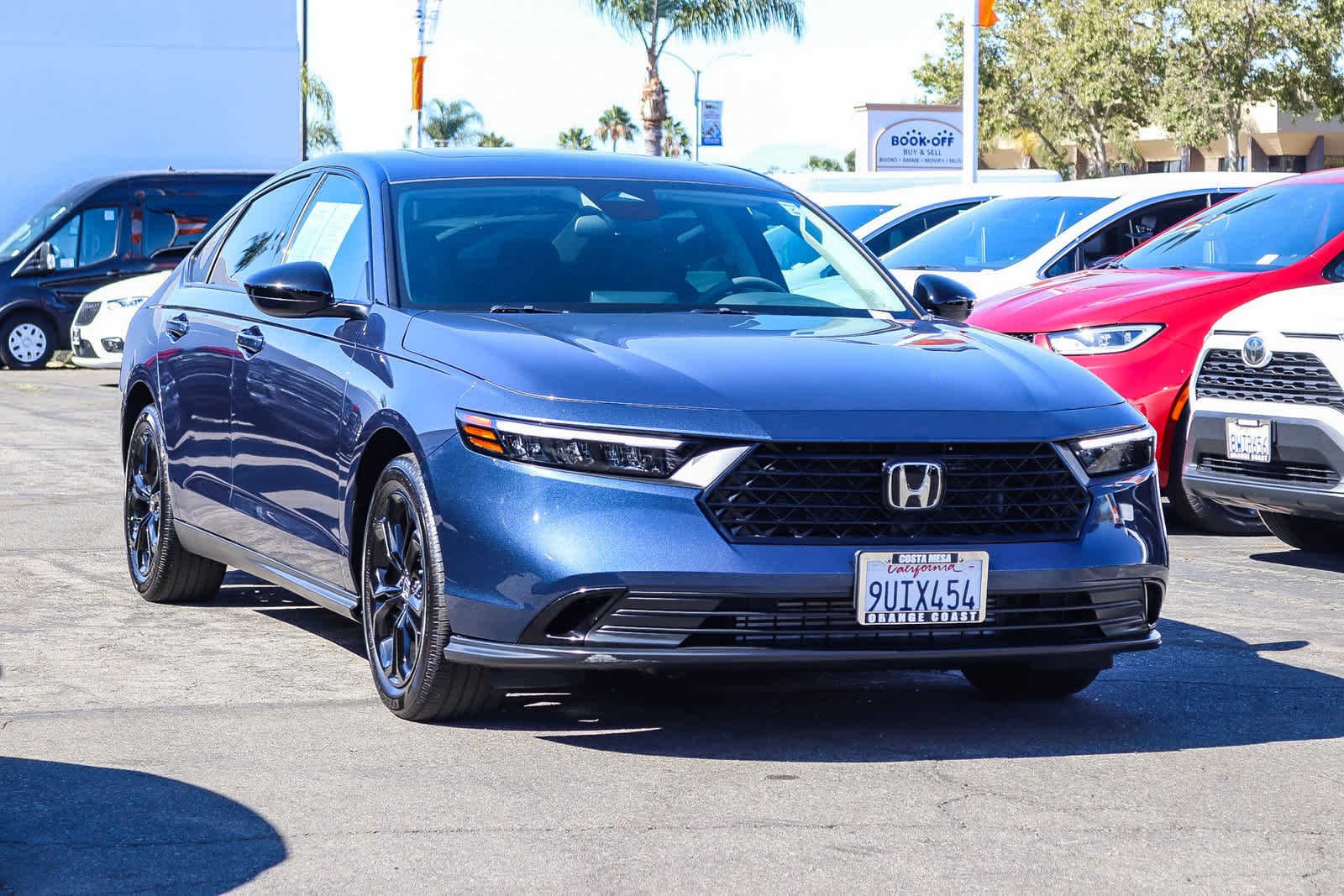 Used 2025 Canyon River Blue Metallic Honda SE image 3