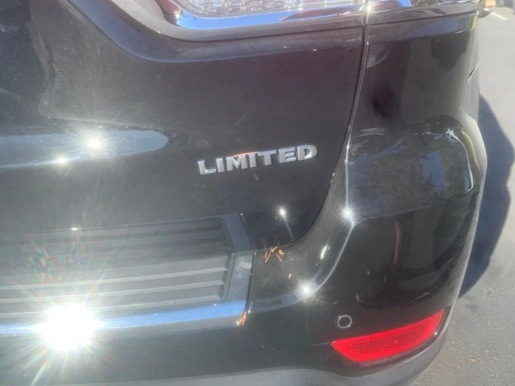Used 2022 Diamond Black Crystal Pearlcoat Jeep Limited image 8