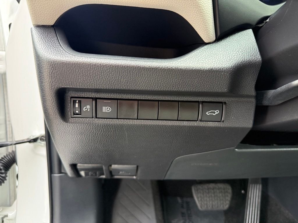 Used 2025 Ice Toyota XLE image 8