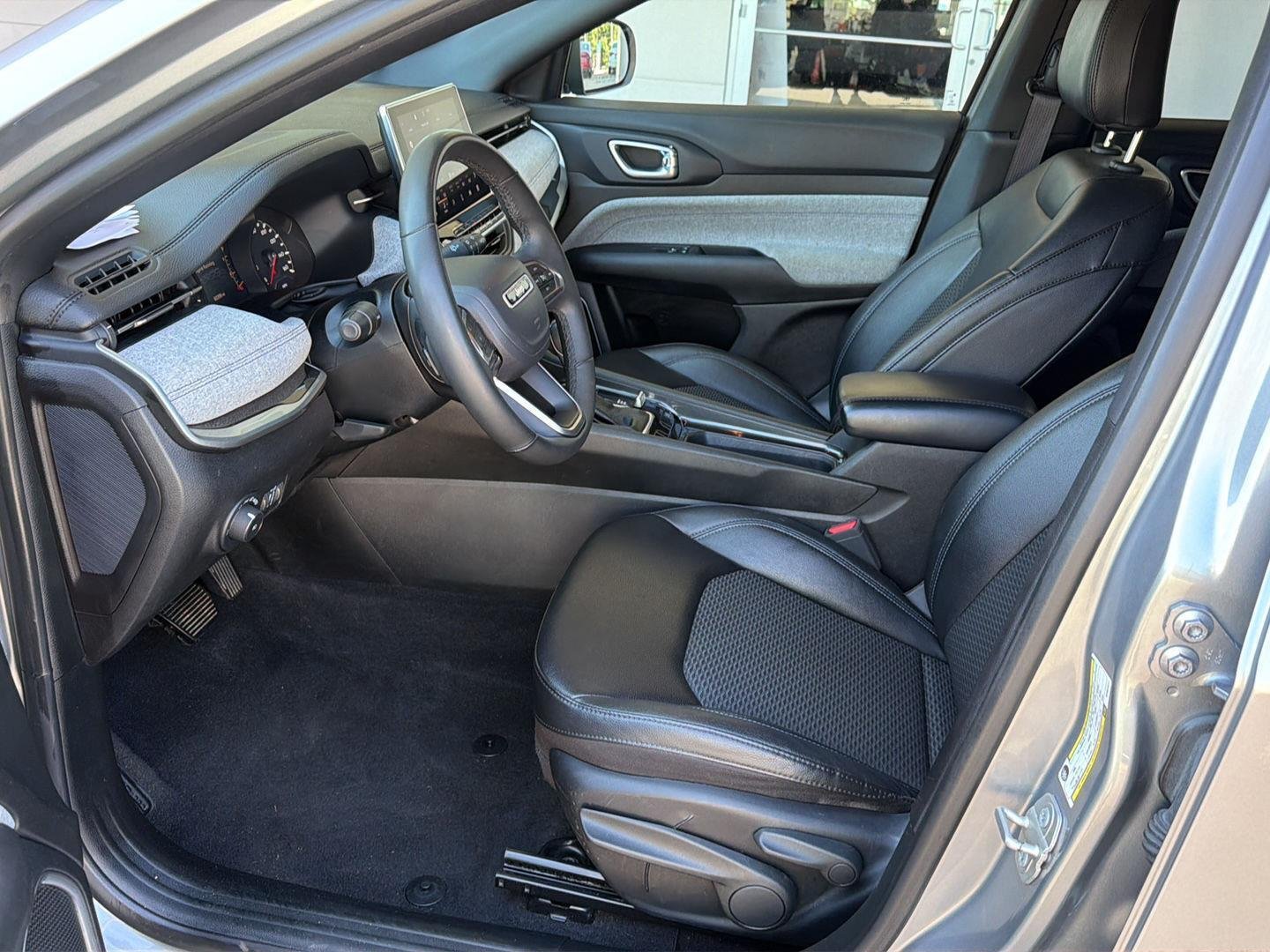 Used 2024  Jeep Latitude image 10