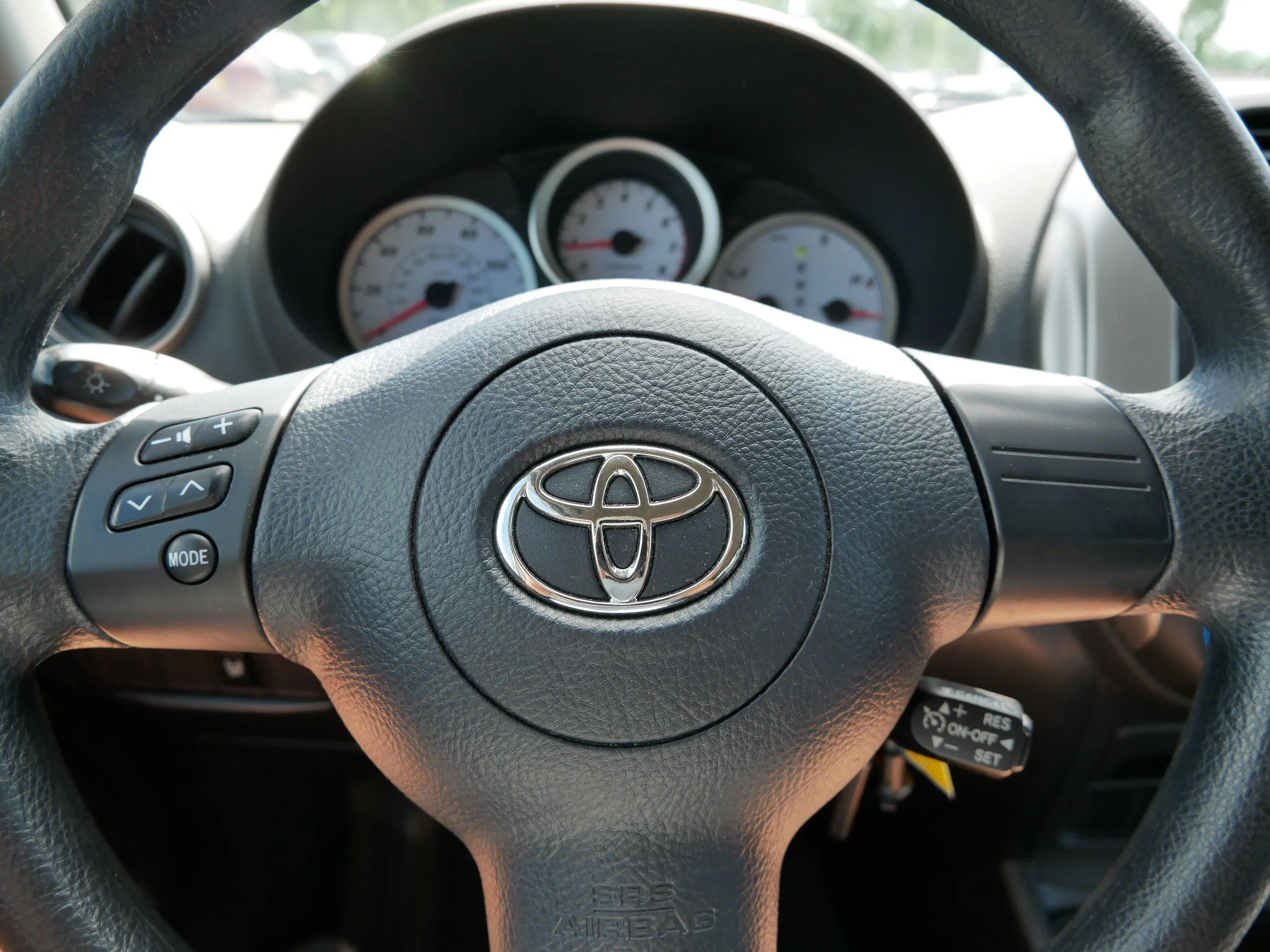 Used 2004 Titanium Metallic Toyota  image 25