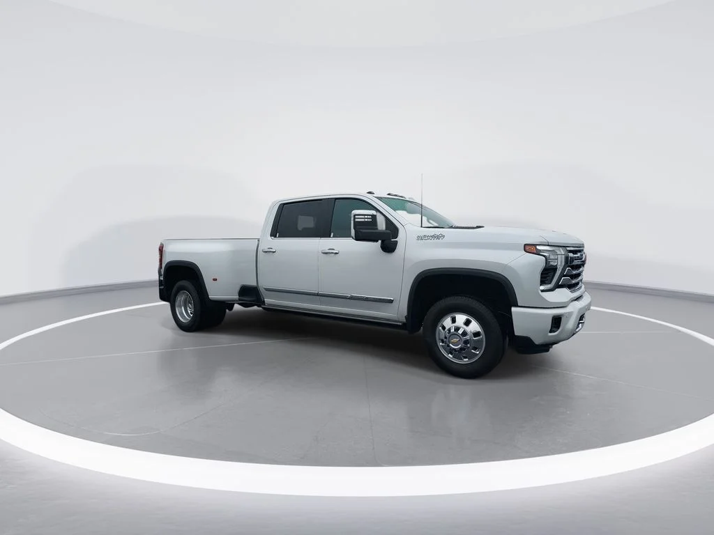 Used 2024 Beige Chevrolet High Country image 2