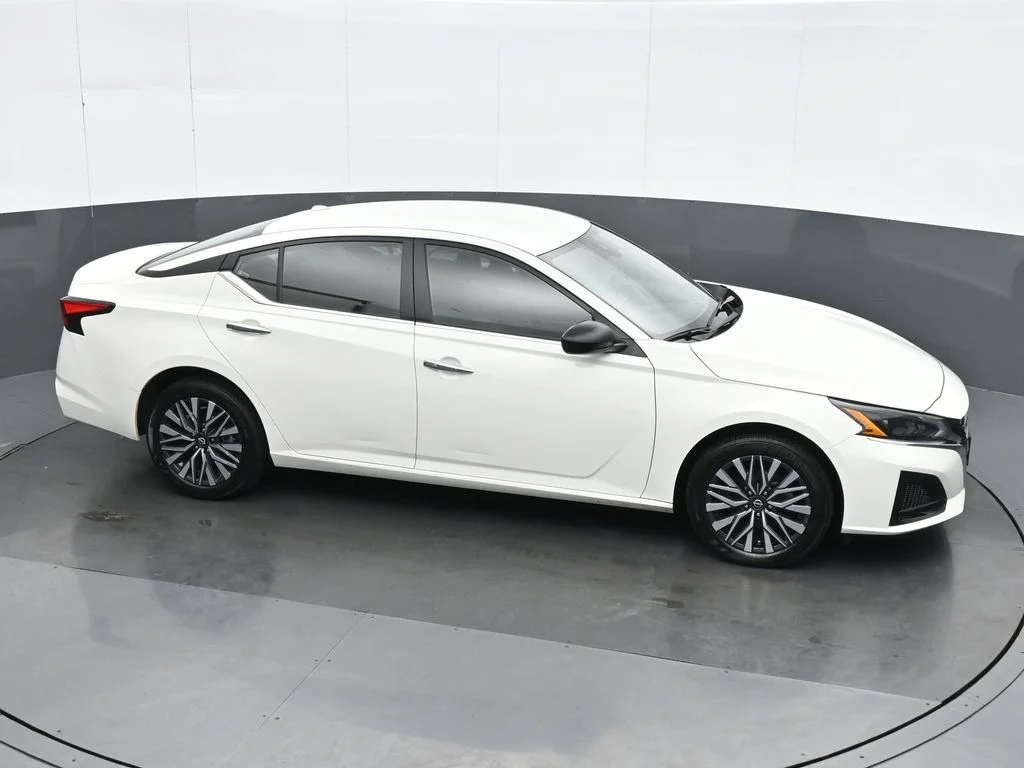 Used 2025 White Nissan 2.5 SV image 23