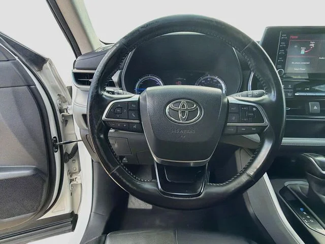 Used 2020 White Toyota LE image 11