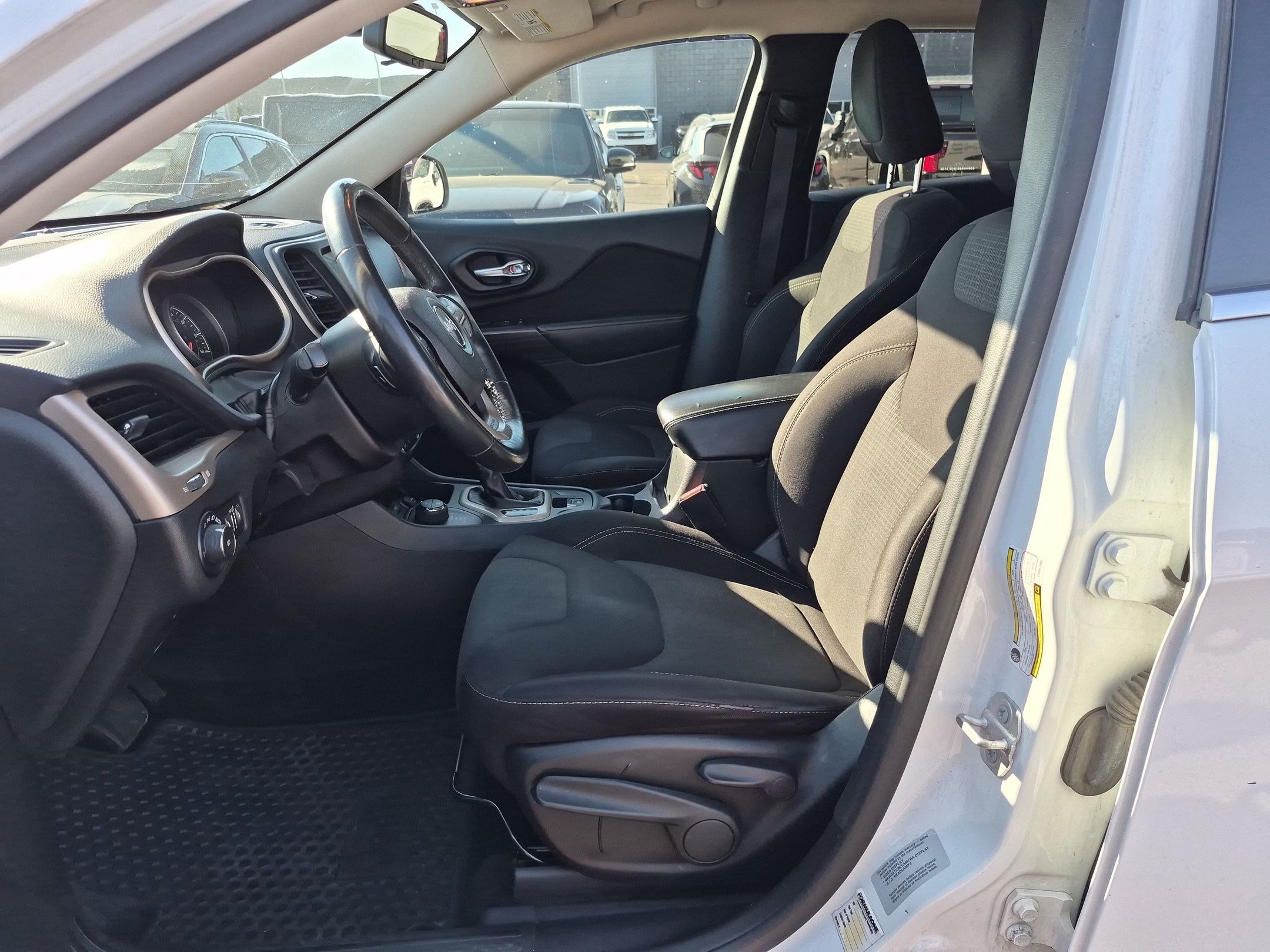 Used 2015 Bright White Clearcoat Jeep Latitude image 15