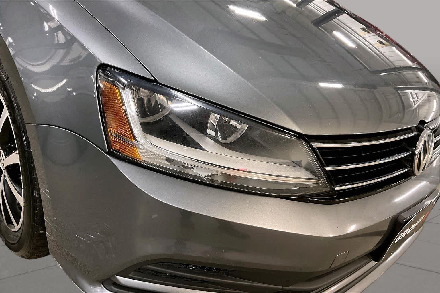 Used 2017 Platinum Gray Metallic Volkswagen 1.4T SE image 28
