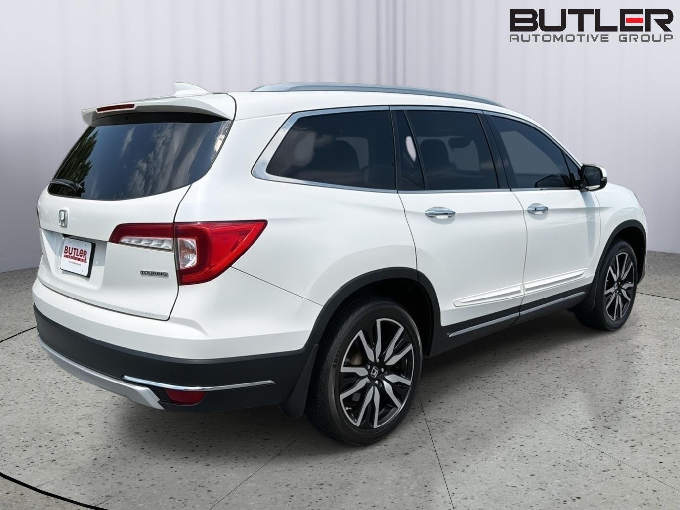 Used 2019 White Diamond Pearl Honda Touring w/Rear Captain