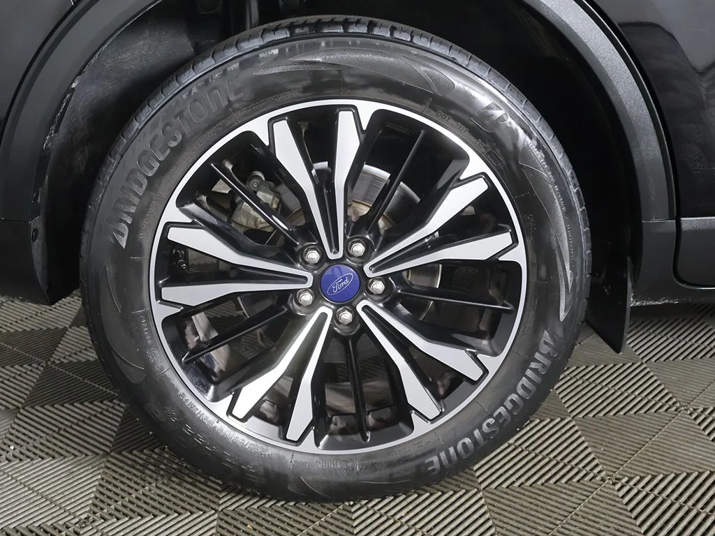 Used 2022 Black Ford SE image 18
