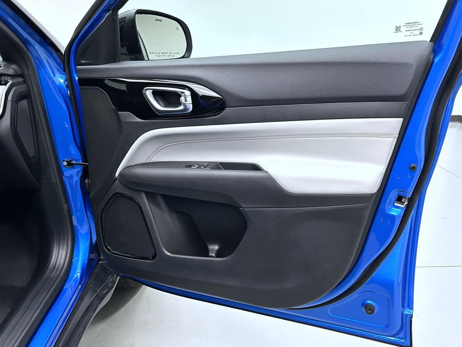 New 2026 Hydro Blue Pearl-Coat Exterior Paint Jeep Limited image 16
