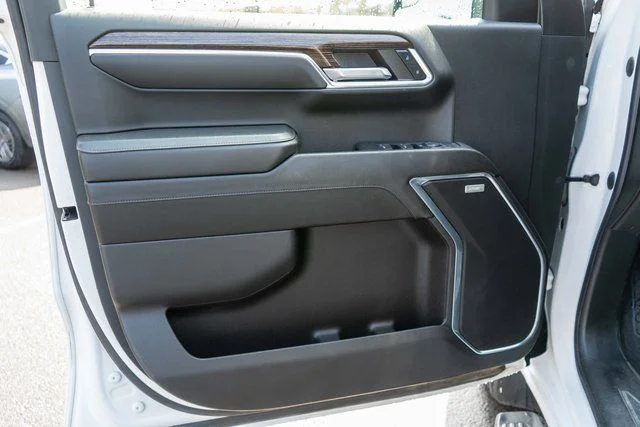 Used 2024 White GMC Elevation image 16