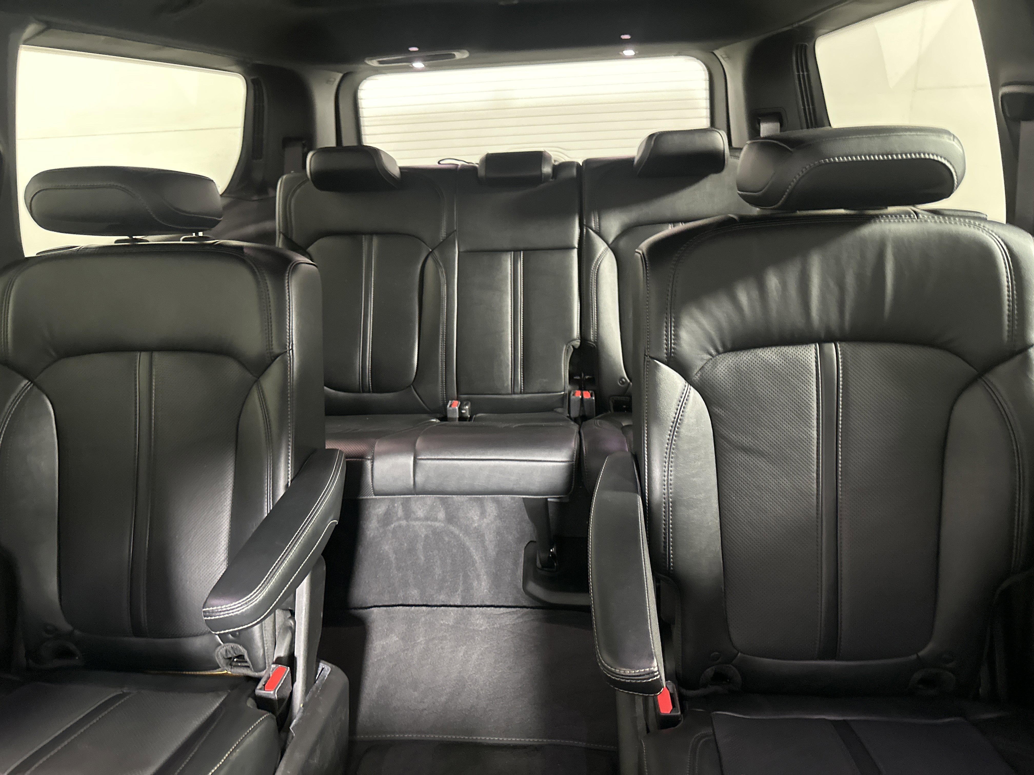 Used 2023 Diamond Black Crystal Pearlcoat Jeep Series III image 24
