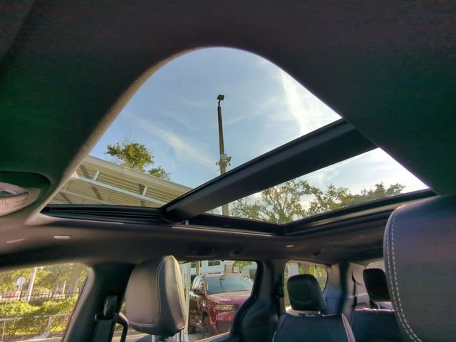 New 2026 Diamond Black Crystal Pearl-Coat Exterior Paint Chrysler Limited image 27