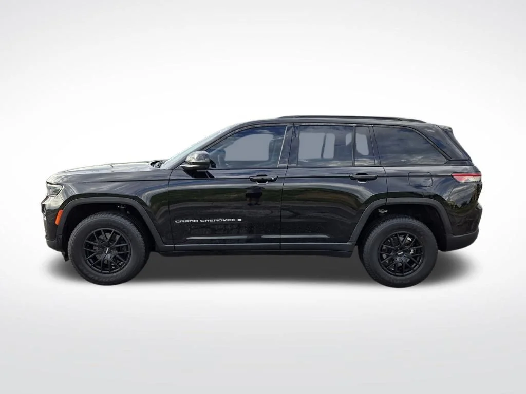 Used 2023 Black Jeep Laredo image 6