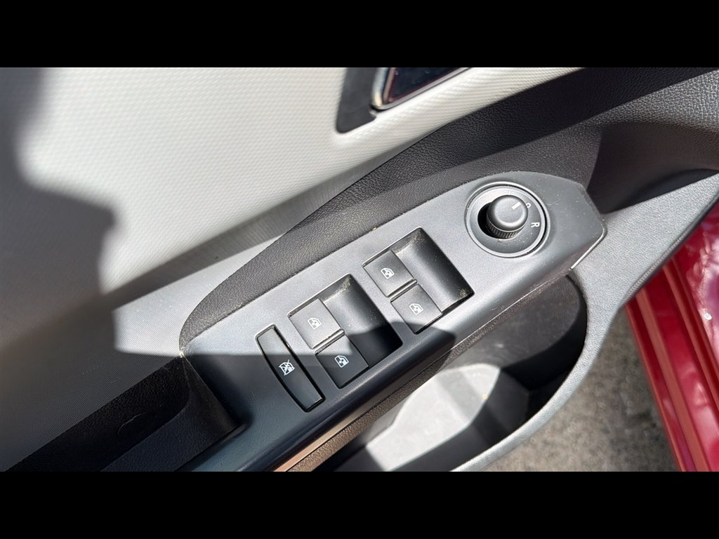 Used 2016 CRYSTAL RED TINTCOAT Chevrolet LT image 8