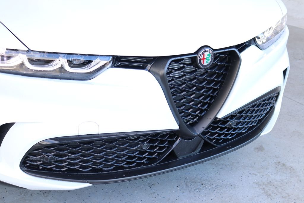 New 2025 Milano White Exterior Paint Alfa Romeo Base image 53