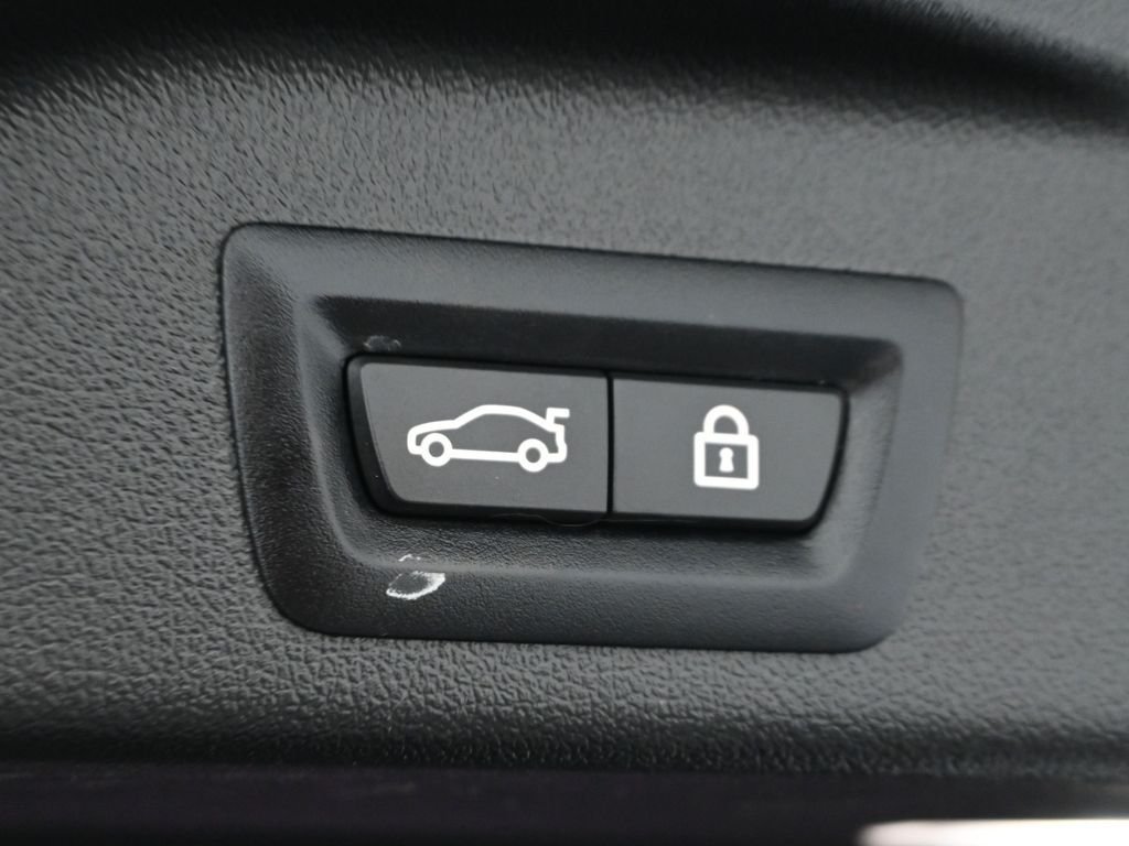 Used 2022 Black BMW M50i image 32