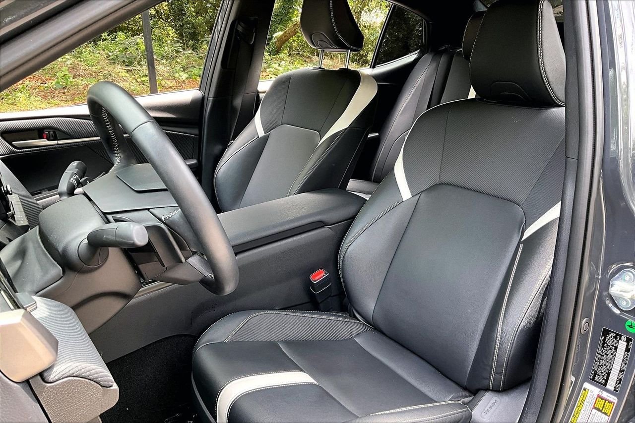 Used 2025  Toyota SE image 18
