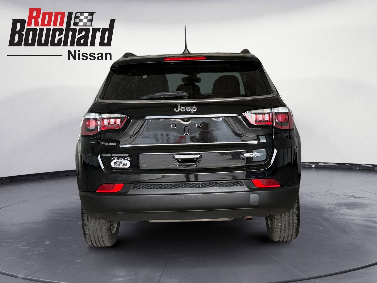 Used 2019 Diamond Black Crystal Pearlcoat Jeep Latitude image 3