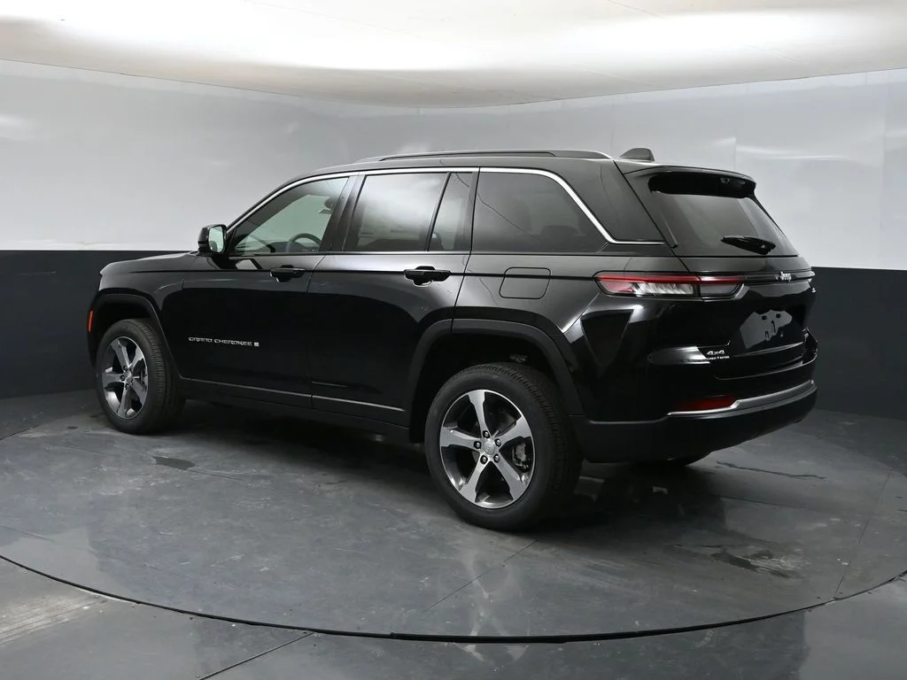 New 2026 Diamond Black Crystal Pearlcoat Jeep Limited image 4