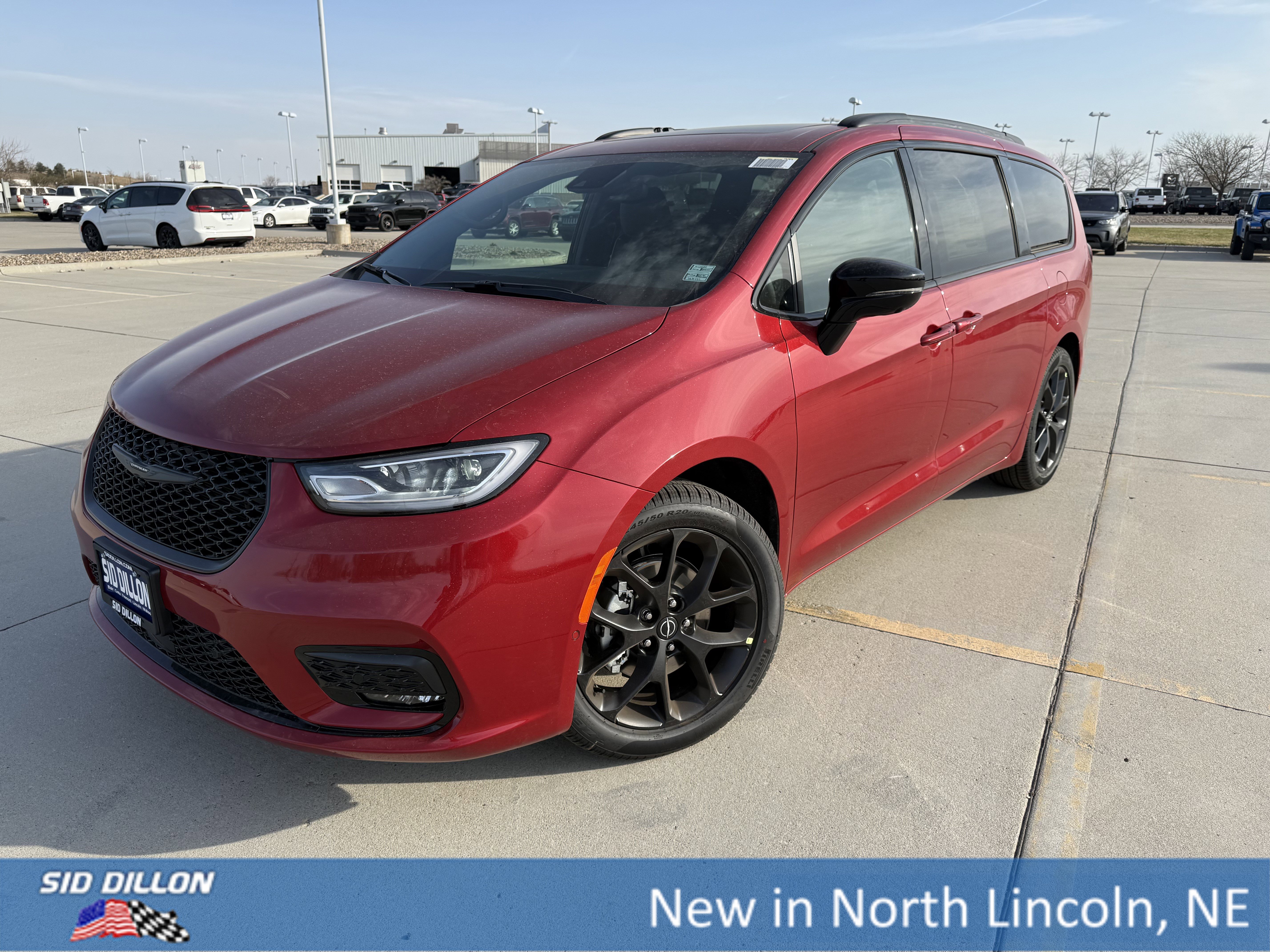 2026 Chrysler Pacifica Limited's photo