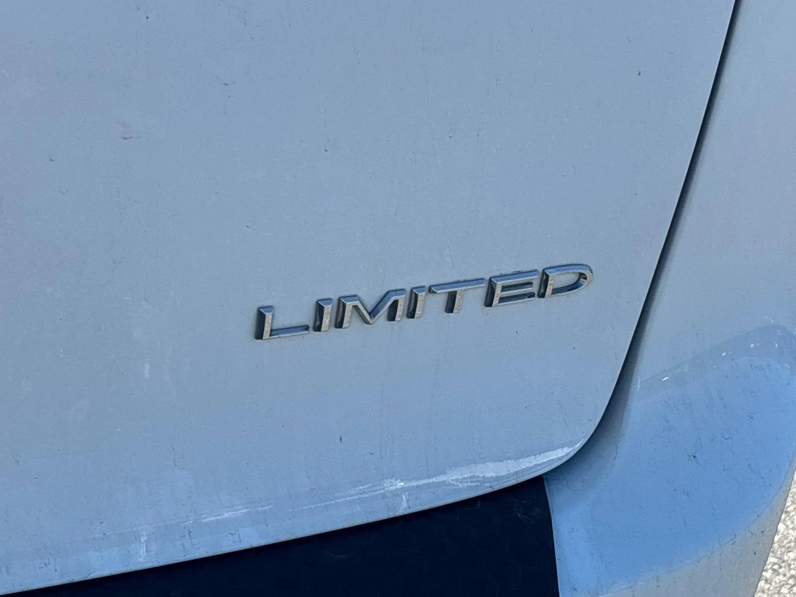 Used 2022 Bright White Clearcoat Chrysler Limited image 10
