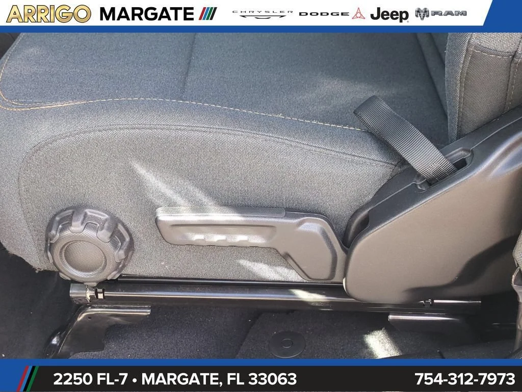 Used 2025 Granite Crystal Metallic Clearcoat Jeep Sahara image 21