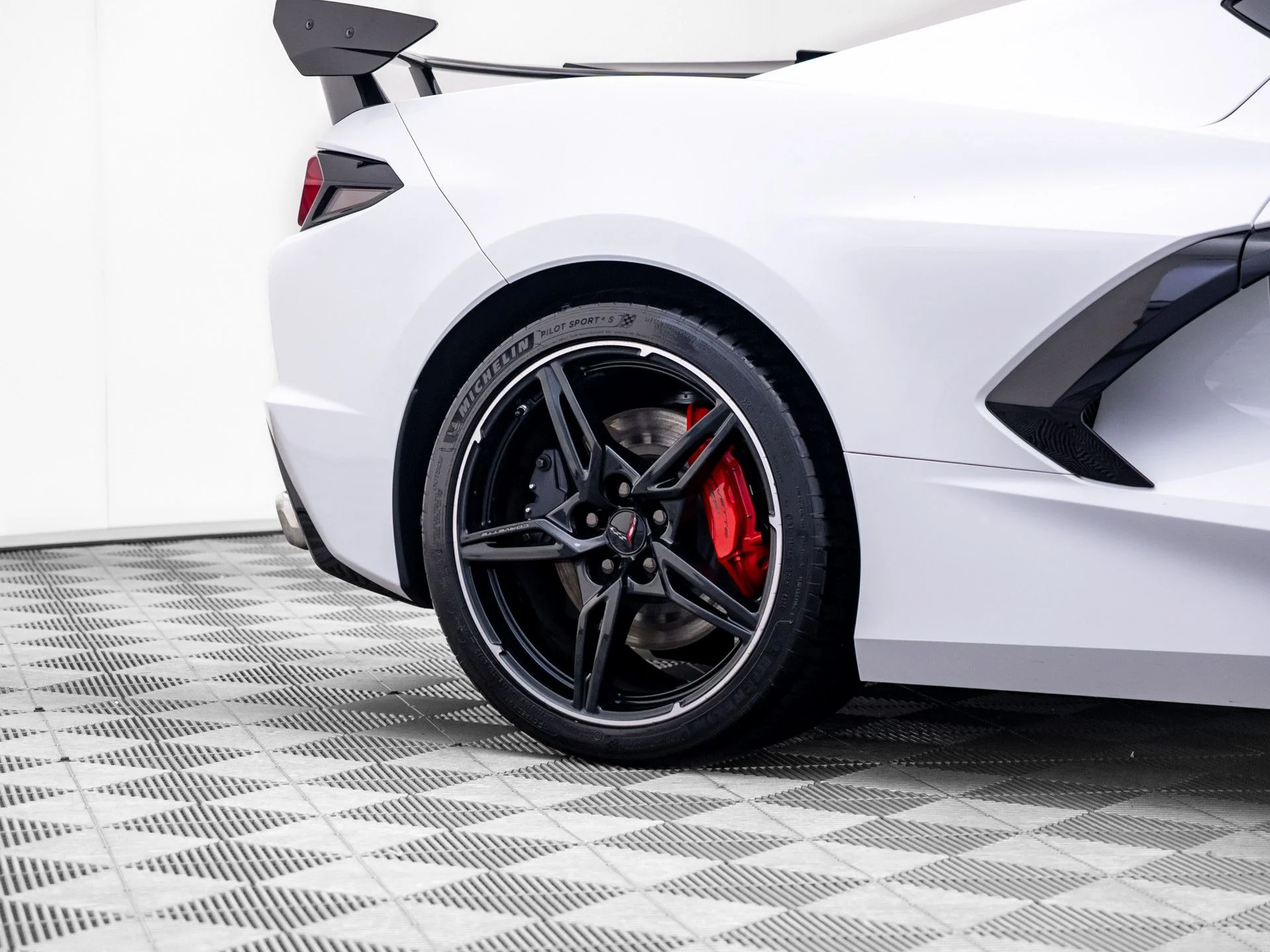 Used 2020 White Chevrolet Stingray image 37