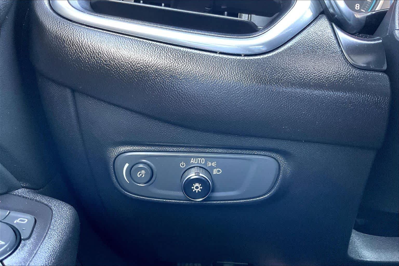 Used 2018 Silver Ice Metallic Chevrolet LT image 32