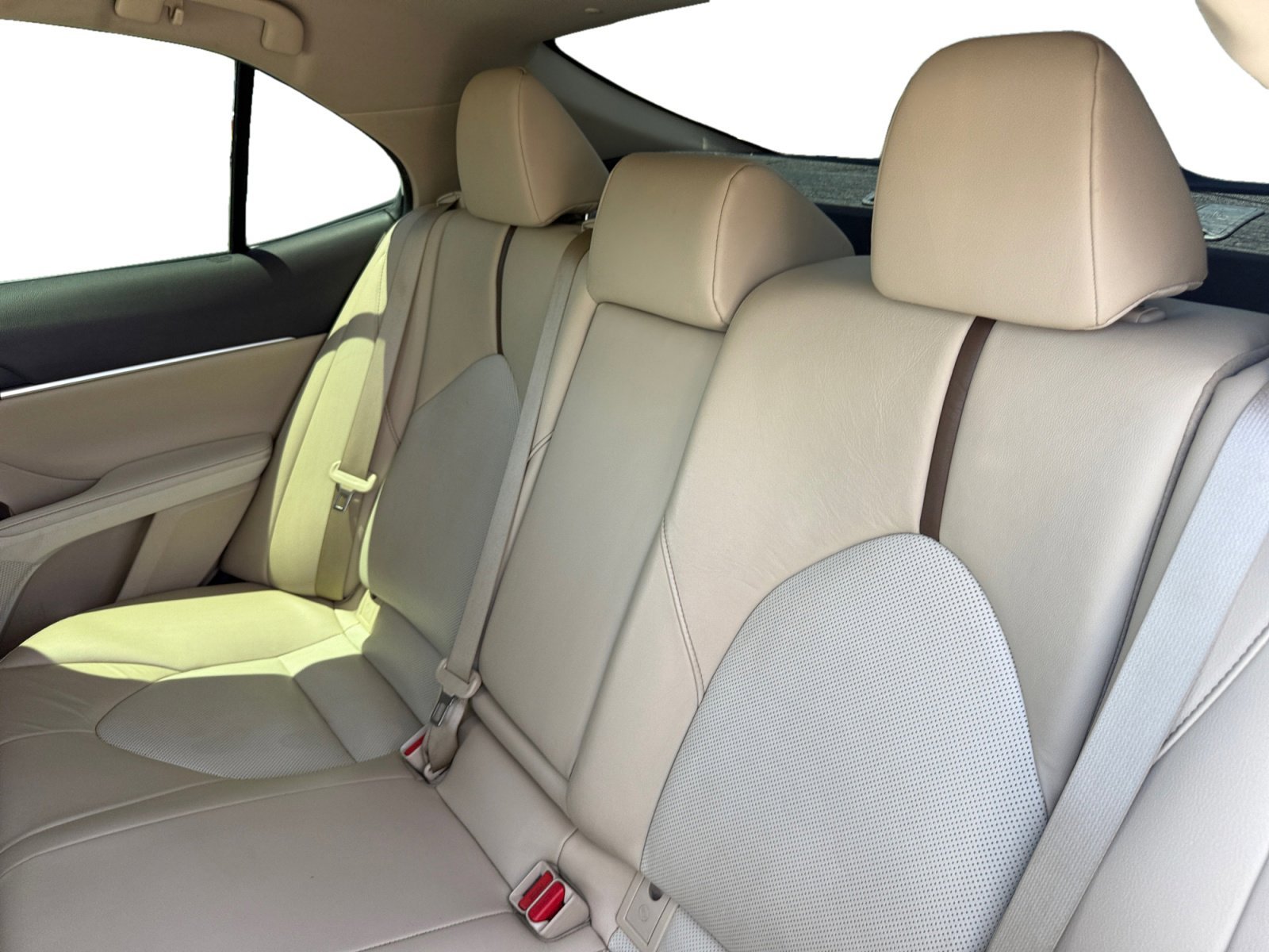 Used 2020 Pearl Toyota XLE image 16