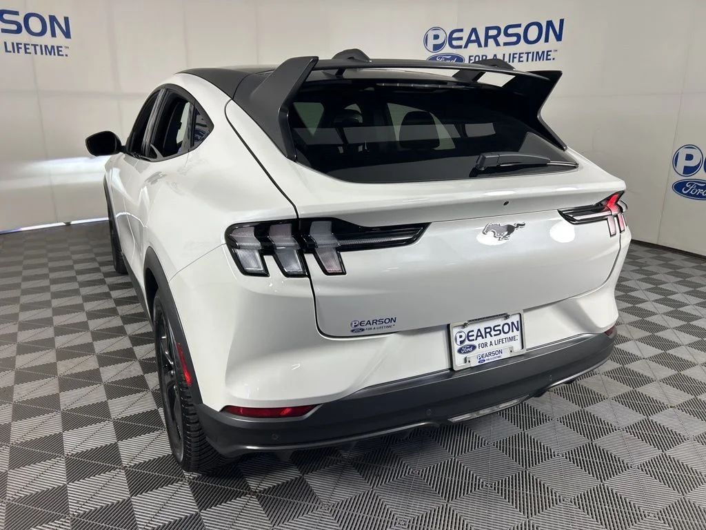 2025 Ford Mustang Mach-E GT - Photo 9