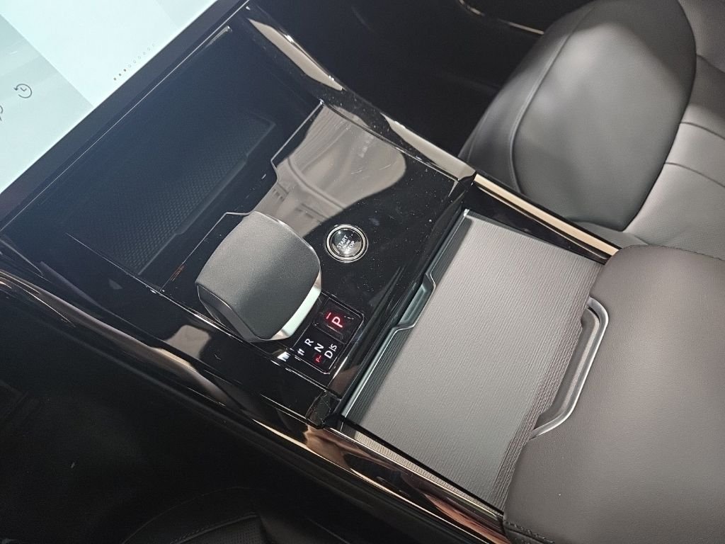 New 2026 Santorini Black Land Rover Dynamic SE image 15