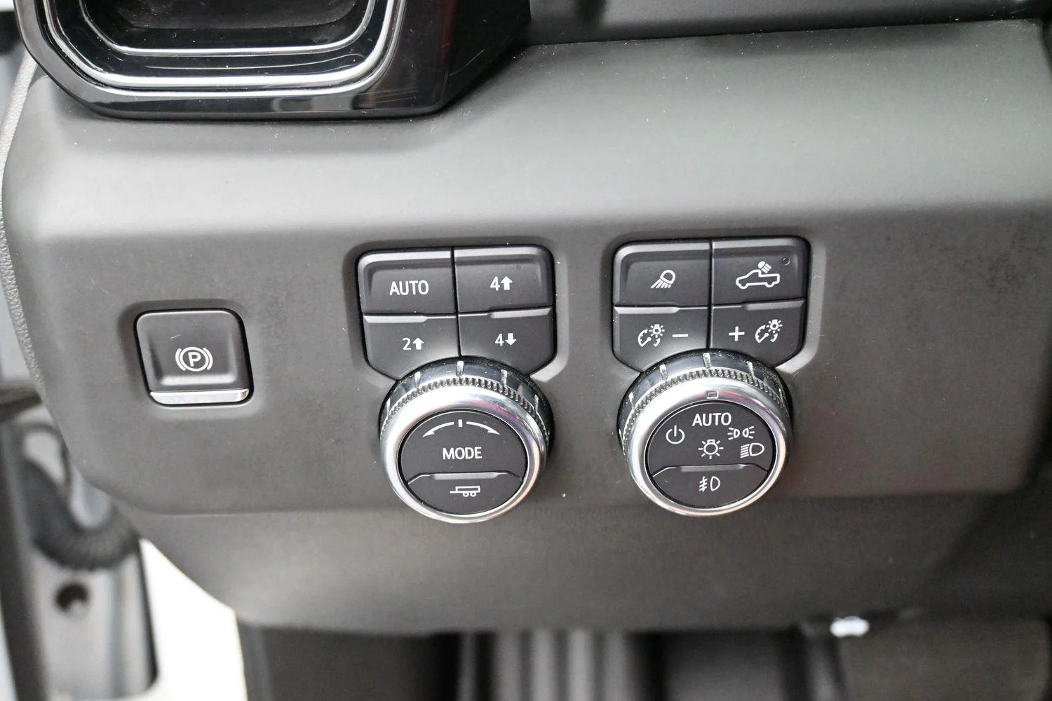 Used 2025 Summit White GMC AT4 image 20