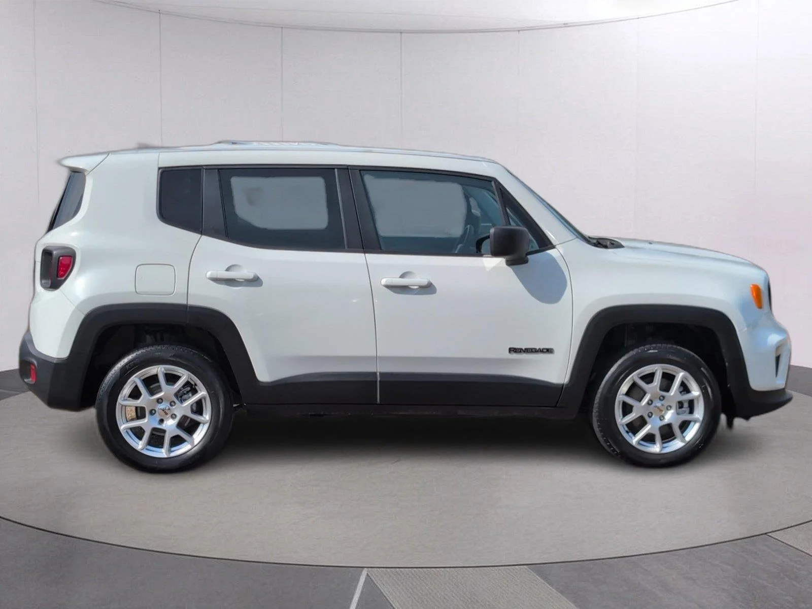 Used 2023 Alpine White Clearcoat Jeep Latitude image 7