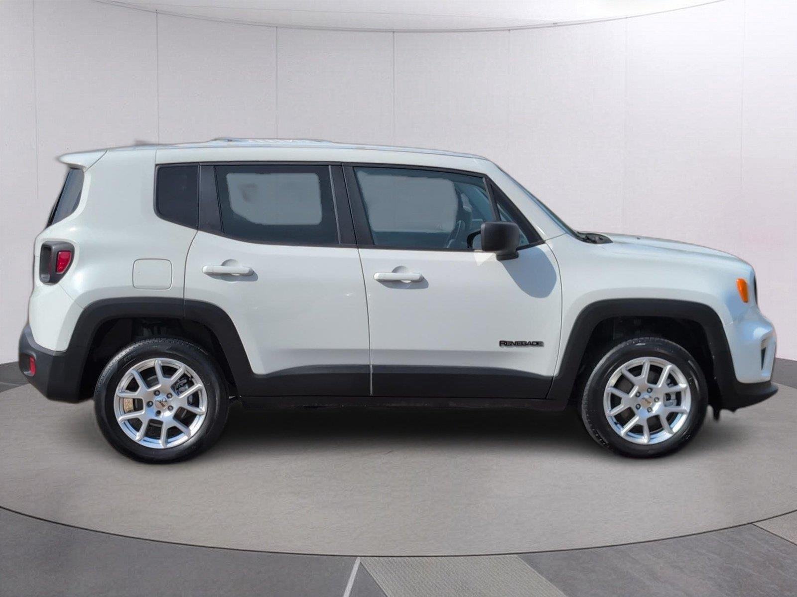 Used 2023 Alpine White Clearcoat Jeep Latitude image 7