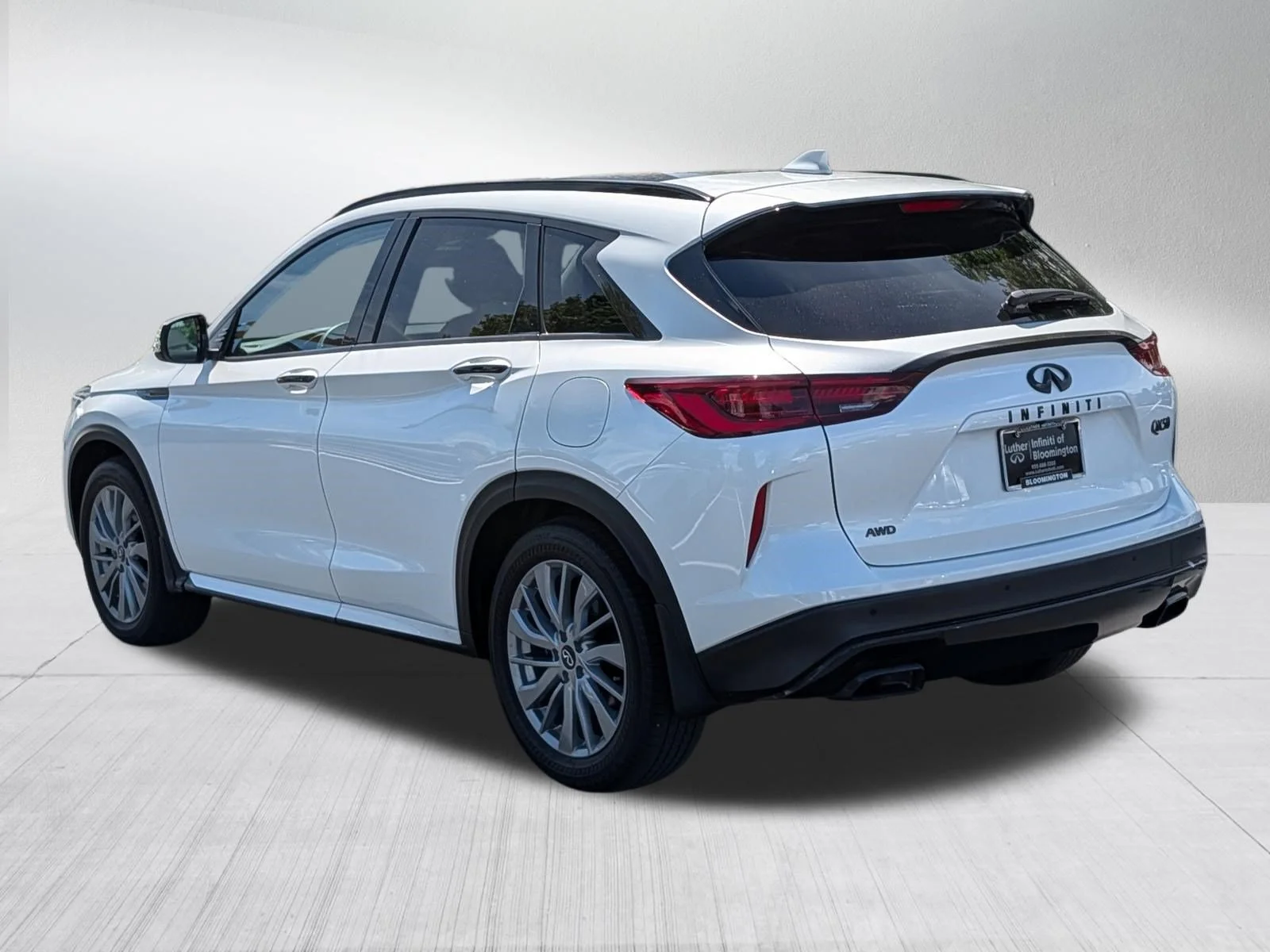 Used 2024 Radiant White INFINITI LUXE image 5