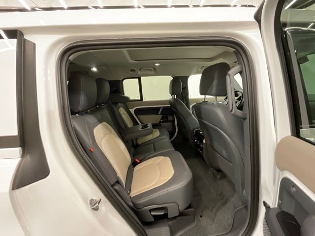 Used 2024 White Land Rover X-Dynamic SE image 26