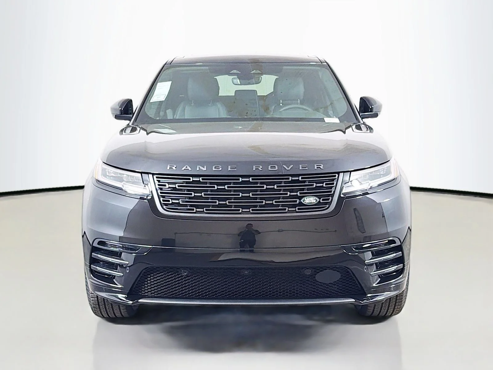 New 2026 Santorini Black Land Rover Dynamic SE image 8