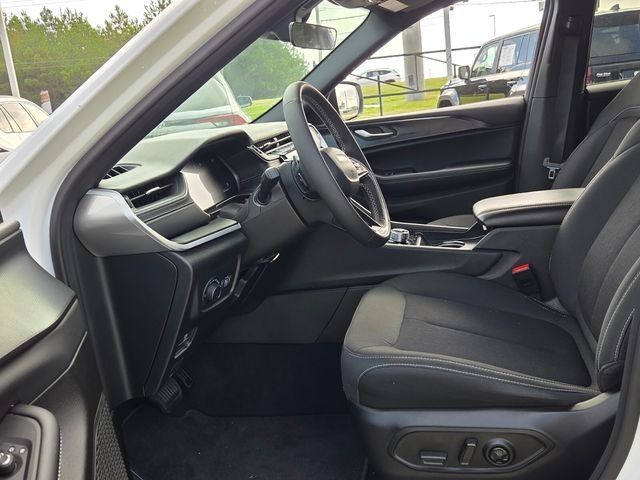 Used 2025 White Jeep Laredo image 5