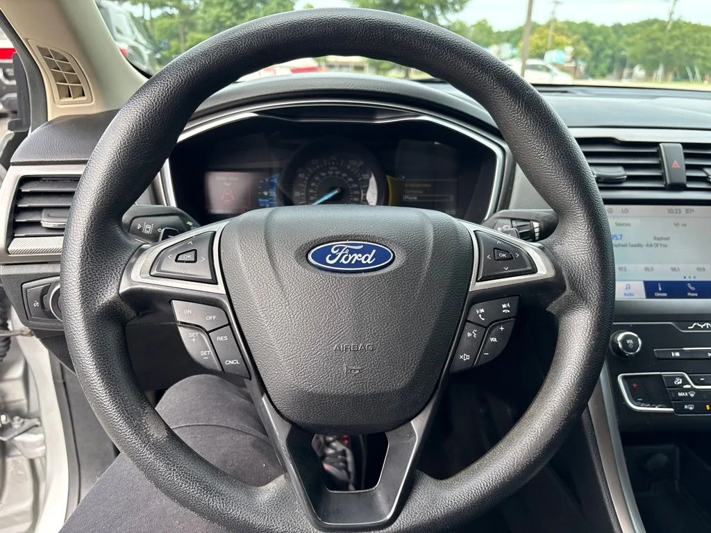 Used 2019 Silver Ford SE image 20