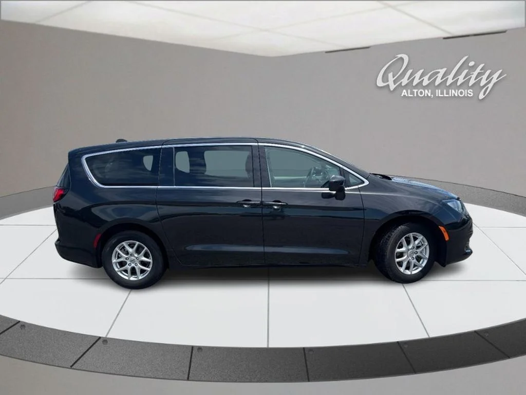 Used 2023  Chrysler LX image 3