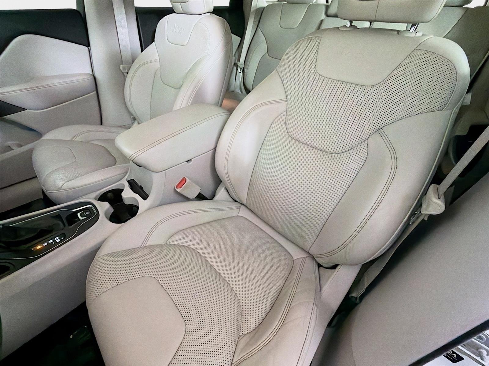 Used 2021 Bright White Clearcoat Jeep Latitude Lux image 11