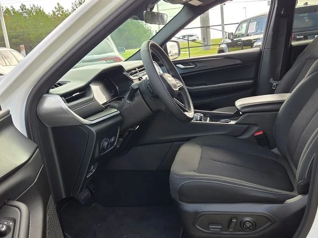 Used 2025 White Jeep Laredo image 5
