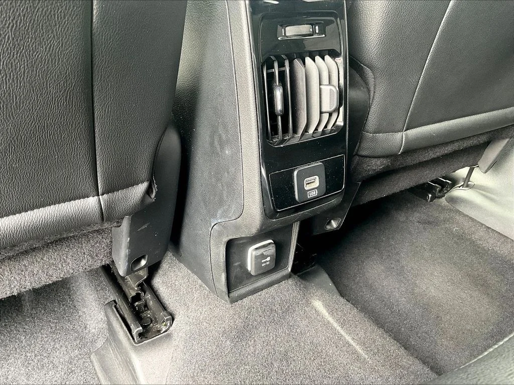 Used 2024 Silver Zynith Metallic Clearcoat Jeep Latitude image 12